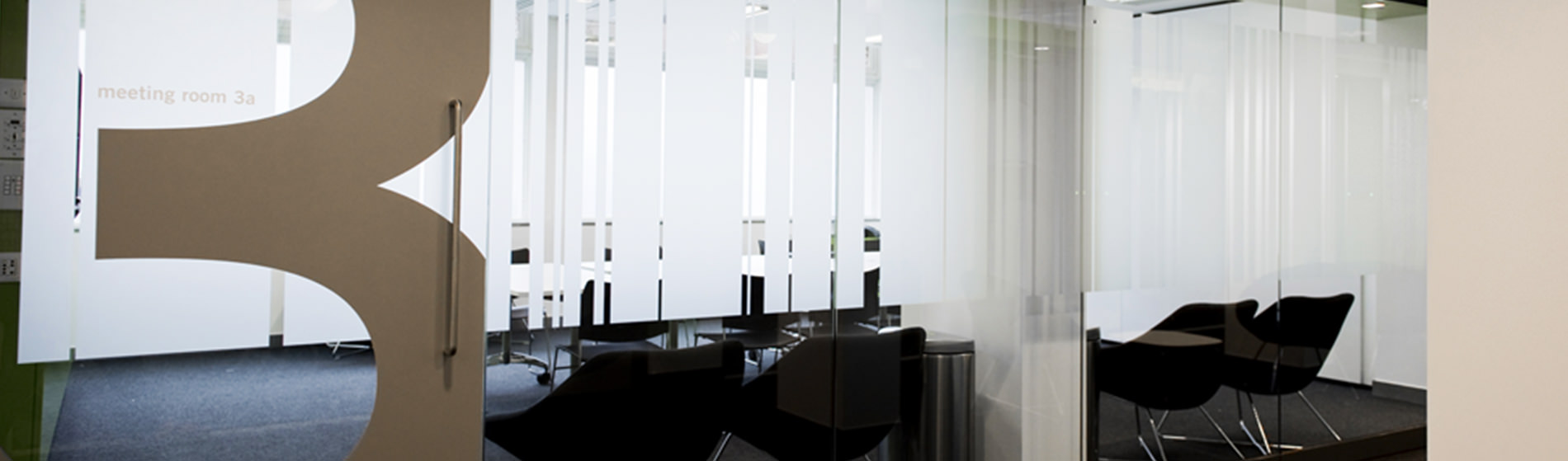 Glass movable wall partitions